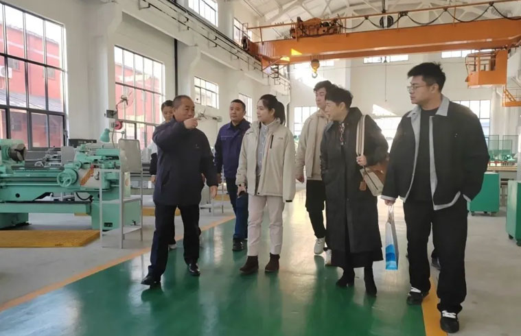 参观机电一体化实训基地