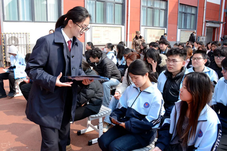 检察官向学生们发放未成年人自我保护手册
