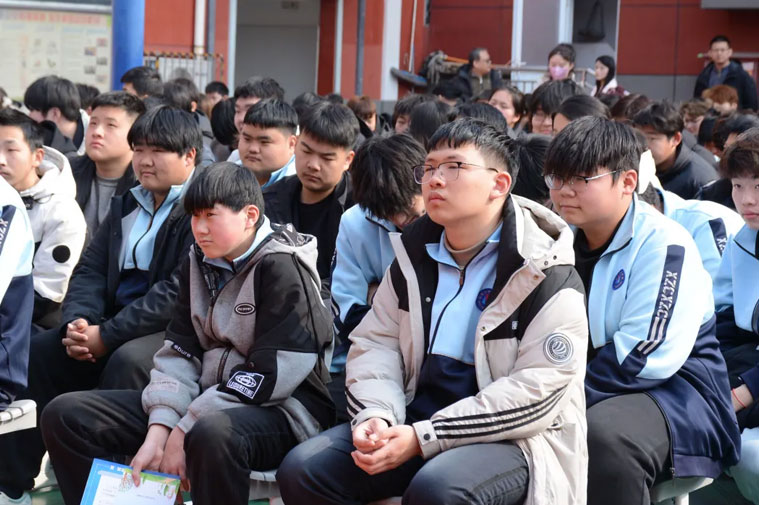山矿技校学生仔细听取法治报告.