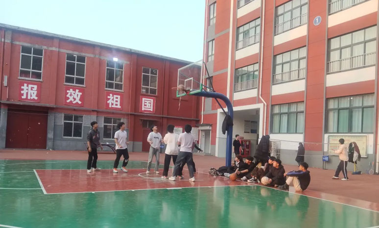 篮球场上的同学